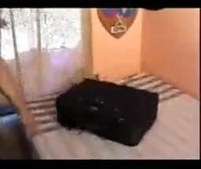 Enana en la maleta