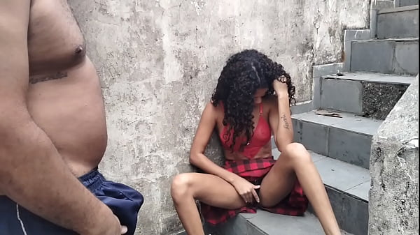 Encontré masturbandose a mi hijastra colegiala y me follé – Casero latino